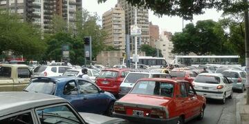 El salvaje ataque del limpiavidrios fue en la concurrida Plaza España.