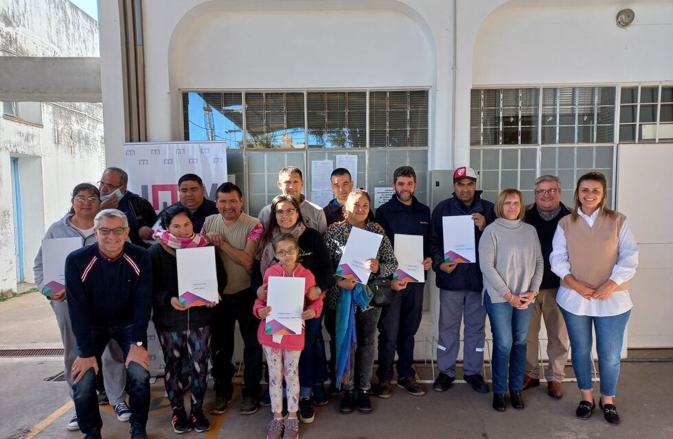 Entregaron escrituras de viviendas y lotes a 8 familias