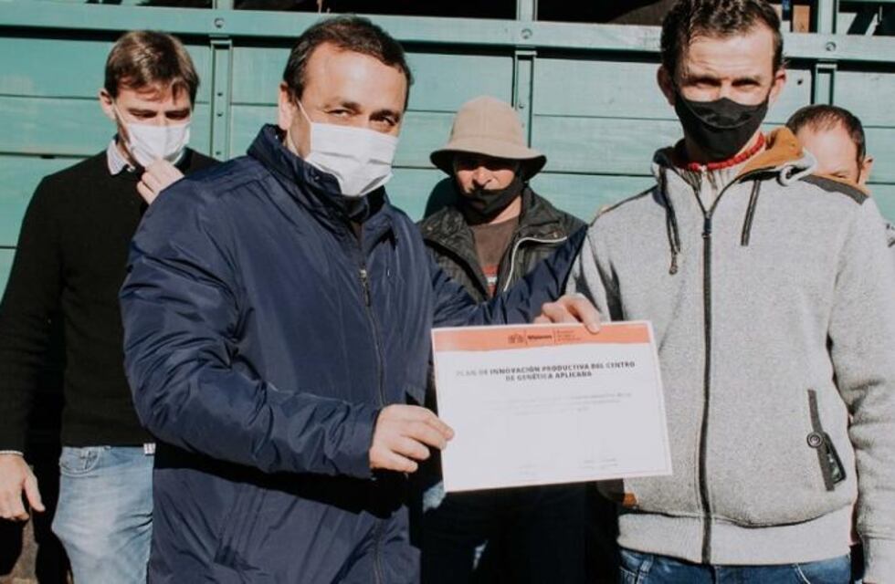 San Antonio: Herrera Ahuad hizo entrega de móviles y toros a cooperativas lecheras