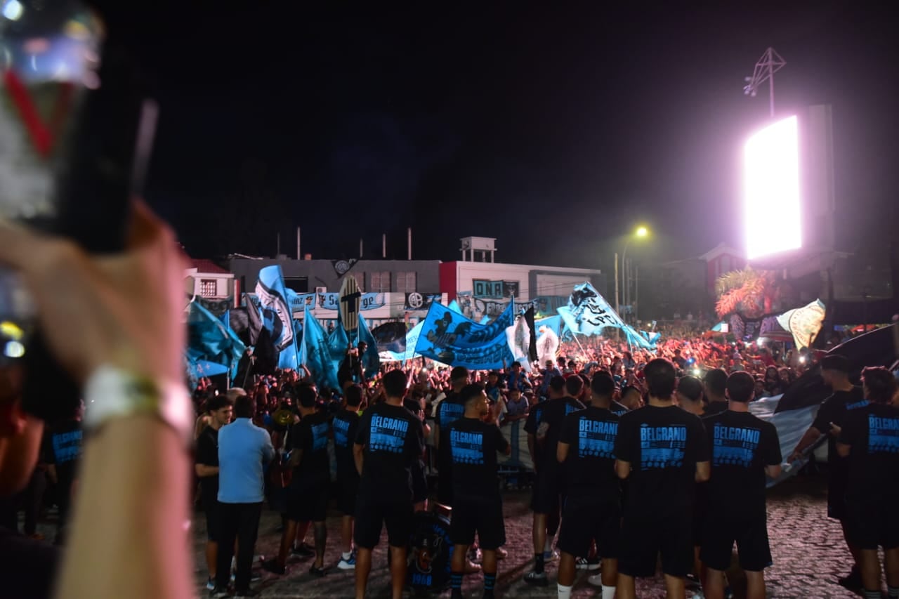 Banderazo de los hinchas de Belgrano. (Nicolás Bravo / La Voz).