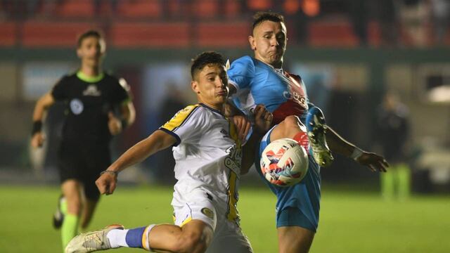 El futbolista de 18 años tiró una definición de lujo ante Arsenal.