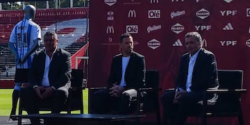 El exfutbolista presentó el evento en el Coloso con Claudio "Chiqui" Tapia e Ignacio Astore.
