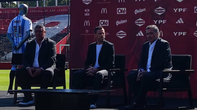 El exfutbolista presentó el evento en el Coloso con Claudio "Chiqui" Tapia e Ignacio Astore.