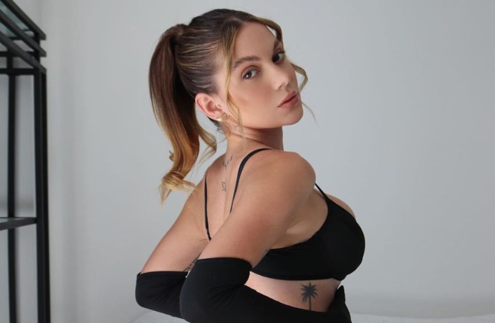 Sasha Ferro, la mejor amiga de Romina Malaspina, hizo vibrar las redes sociales al posar con un conjunto de lencería blanco con transparencias