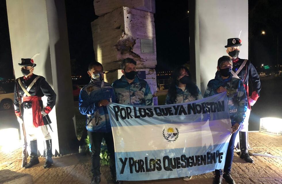 El Gobernador y excombatientes realizaron un homenaje en el Monumento a las Malvinas
