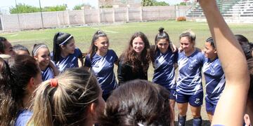 Las Pumas con su entrenadora Silvana Villalobos.