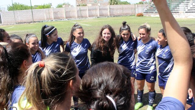 Las Pumas con su entrenadora Silvana Villalobos.