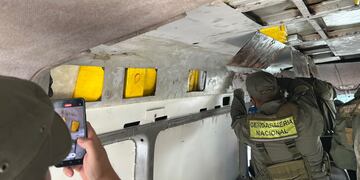 Todo el techo del vehículo había sido específicamente acondicionado para ocultar los paquetes de cocaína.