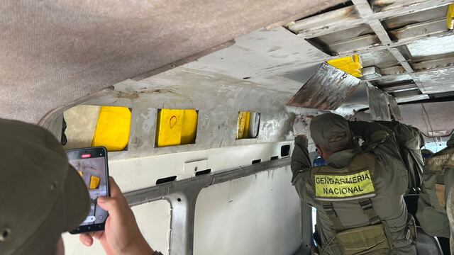 Todo el techo del vehículo había sido específicamente acondicionado para ocultar los paquetes de cocaína.