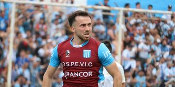 El goleador Martín Garnerone puso a Racing arriba para el festejo de su gente. Pero no pudo ser fiesta completa en Nueva Italia (Prensa Racing de Nueva italia)