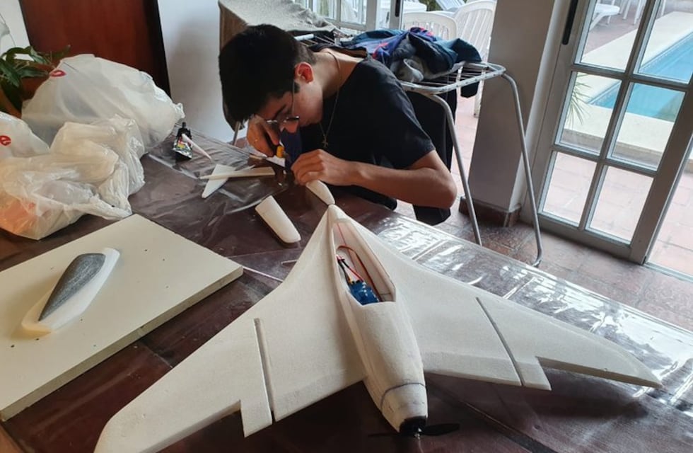 Con 14 años, creó un prototipo de avión de ala única que hizo historia en Argentina