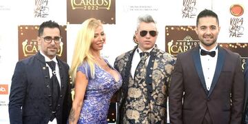 Grupo musical de folklore Vinales, junto a Verónica Vaira, en los Premios Carlos 2022.