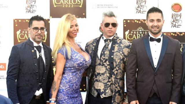 Grupo musical de folklore Vinales, junto a Verónica Vaira, en los Premios Carlos 2022.