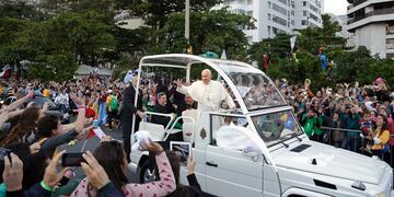 El papa Francisco saluda a la multitud desde su papamóvil frente a la playa de Copacabana, a su llegada para la procesión de las estaciones del vía crucis, el viernes 26 de julio de 2013, en Río de Janeiro. (AP Foto/Andre Penner, archivo)