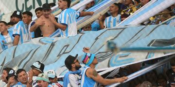 Los hinchas de Racing y un resultado a favor que se dio como para que la Academia termine primero (Foto: Javier Ferreyra).