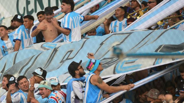 Los hinchas de Racing y un resultado a favor que se dio como para que la Academia termine primero (Foto: Javier Ferreyra).