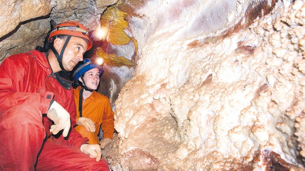 El fascinante universo de las entrañas de la Tierra. Cavernas El Sauce, a ocho kilómetros de La Falda, tiene 800 metros de largo y millones de años de existencia. 