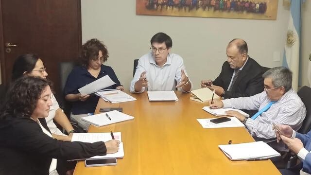 Encabezando la reunión, los ministros Miriam Serrano, Federico Cardozo y Normando Álvarez García; y el contador general de la Provincia, Salvador Meyer.