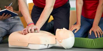 Técnica de reanimación cardio pulmonar. (Gentileza Desfibrilador.com).