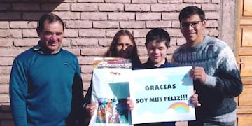 Daniel lleva felicidad a los niños de 25 de Mayo, de San Juan; y busca padrinos y madrinas para el Día de la Infancia.