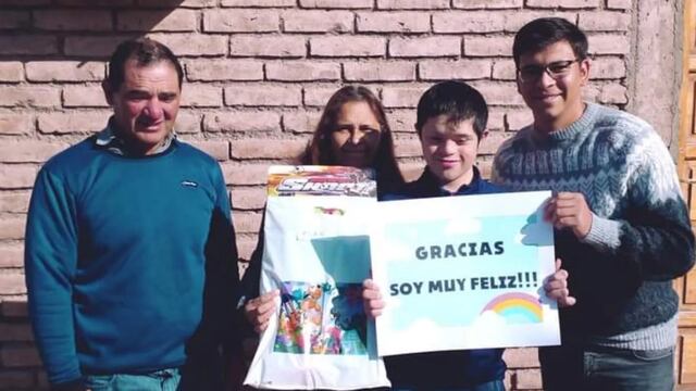 Daniel lleva felicidad a los niños de 25 de Mayo, de San Juan; y busca padrinos y madrinas para el Día de la Infancia.