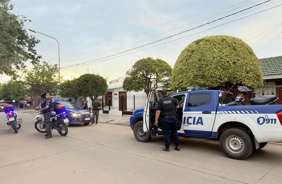 Arroyito: la policía detuvo a un motociclista sin documentación y redujo con armas no letales a un tercero