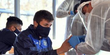 Los jugadores Albiazules debieron hacer los hisopados en su regreso al país (La Voz).