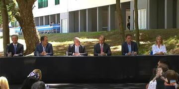 Alberto entregó la vivienda número 85 mil de su gestión.
