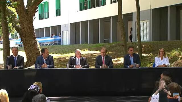 Alberto entregó la vivienda número 85 mil de su gestión.