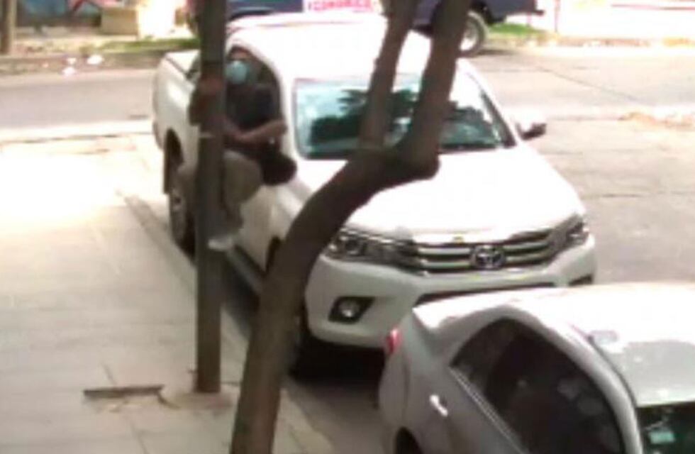 “Hombre araña”: filman a un ladrón trepando un poste para robar en barrio Observatorio