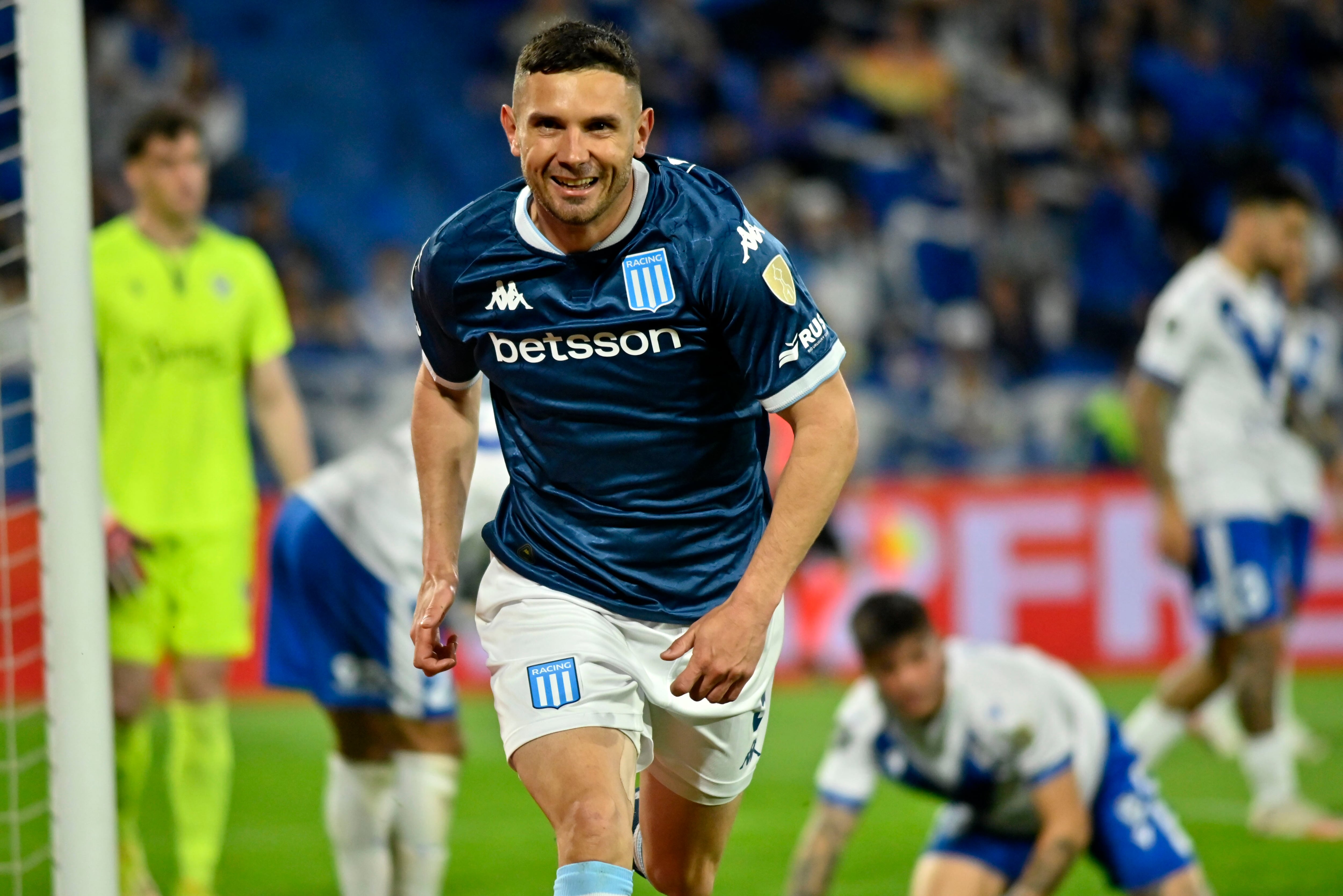 Adrián Martínez celebra su gol ante Vélez. (Fotobaires).