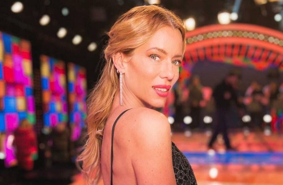 Nicole Neumann deslumbró con un look nocturno: minitop plateado, minishort negro y botas altas
