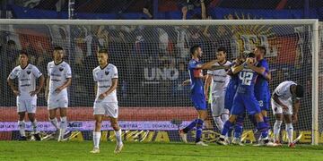 Colón se fue de Victoria derrotado por Tigre.