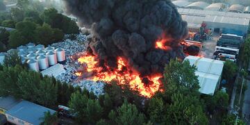 El incendio se habría originado por la quema de pastizales en los alrededores del predio.