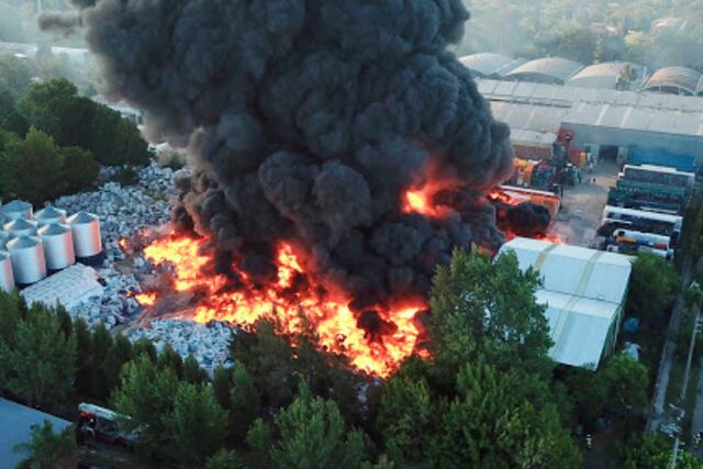El incendio se habría originado por la quema de pastizales en los alrededores del predio.