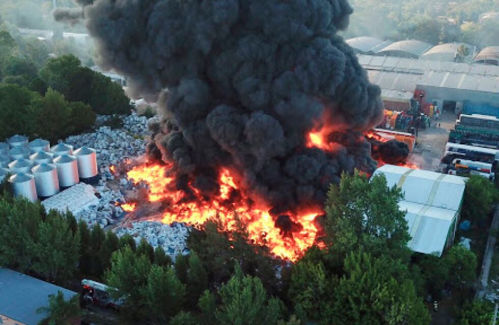 Se incendió una fábrica de materiales plásticos en General Pacheco