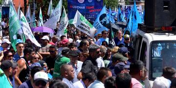 Protesta de empleados estatales de Córdoba por la suba de los aportes personales.
