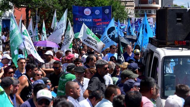 Protesta de empleados estatales de Córdoba por la suba de los aportes personales.