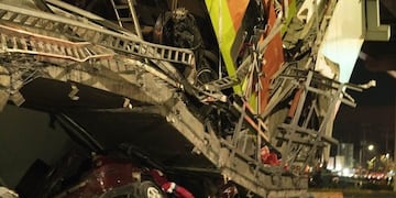 El momento en el que se derrumba un tramo del Metro en México