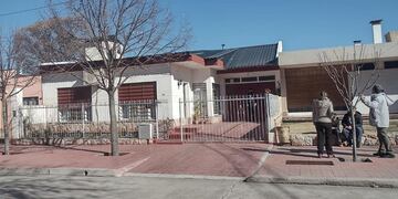 Tres delincuentes ingresaron a la vivienda en Ameghino al 300 de Alvear, maniataron al matrimonio y se llevaron más de $14 millones. Foto gentileza Fm Viñas.