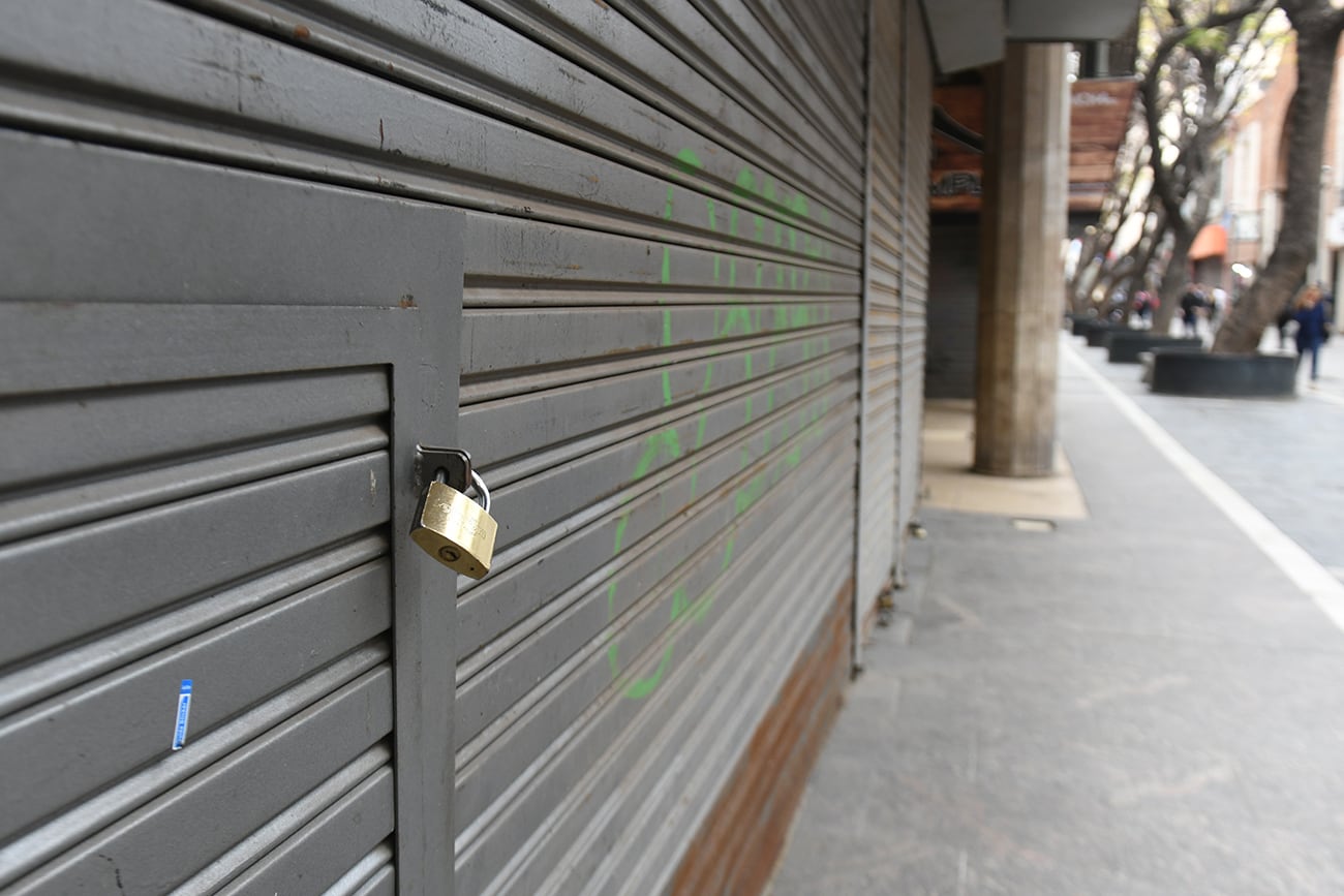 Comercios cerrados en el centro por el día del empleado de comercio. Foto Ramiro Pereyra / La Voz