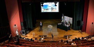 Aumento del precio del Servicio Eléctrico.
Audiencia pública convocada por el Ente Provincial Regulador Eléctrico (EPRE) vía zoom o presencial.