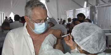 Con la vacunación del ministro de Salud Gustavo Bouhid, se inició en Jujuy el plan nacional de inmunización contra el coronavirus, de manera simultánea con el resto del país.