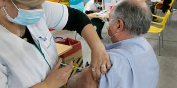 Continua la vacunación con la vacuna rusa Sputnik V, en el vacunatorio de campaña montado en el Julio Le Parc, a los ancianos de mas de 70 años.