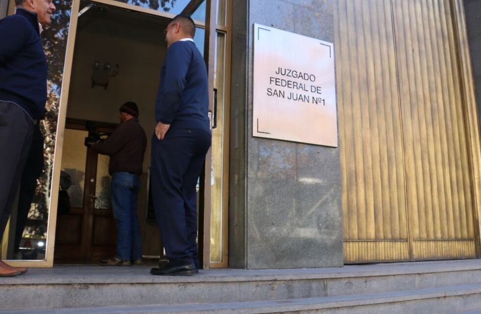 Leve condena para un empleado judicial por el escandaloso caso de robo de plata y drogas de un juzgado federal