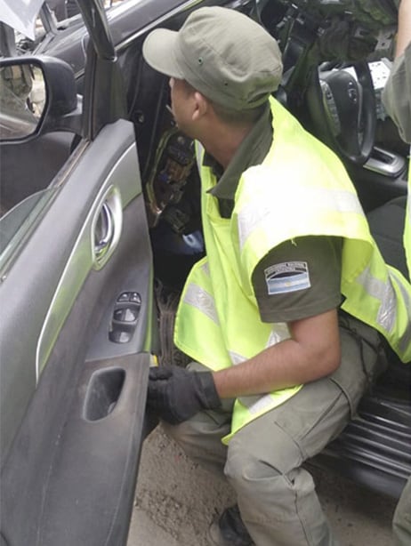 Un efectivo de Gendarmería advierte irregularidades en el interior del vehículo. Los teléfonos de sus ocupantes revelaron que era el séptimo viaje que hacía la banda desde Jujuy a Cafayate con el mismo modus operandi.