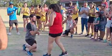 El Profesor Mayco Gómez le pide casamiento a su pareja Dalma Pavón Centro Vecinal San Miguel Arroyito