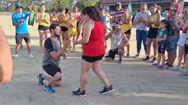 El Profesor Mayco Gómez le pide casamiento a su pareja Dalma Pavón Centro Vecinal San Miguel Arroyito
