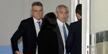 Alberto Fernández y Agustín Rossi llegando a la Mesa Política.