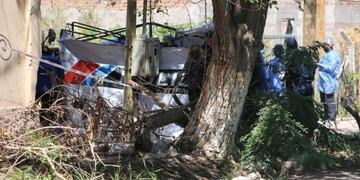 La policía trabajó rápidamente en el lugar evaluando las causas del accidente fatal.